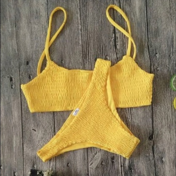 Yellow bikini - Picture 3 of 5